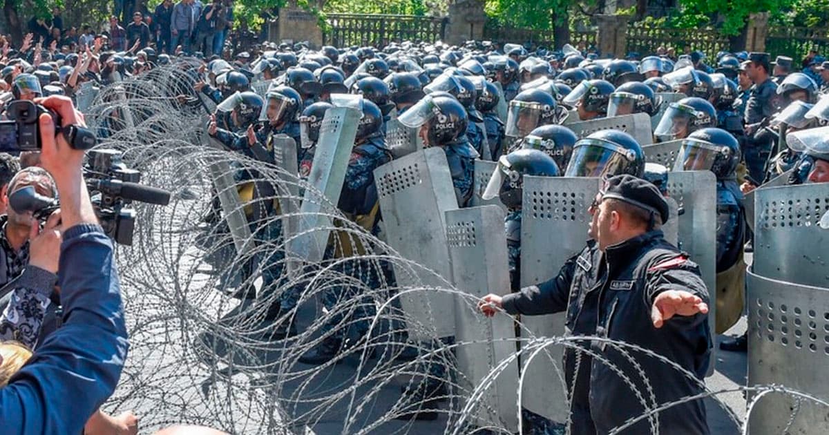 Yardımlar, viza, birgə hərbi təlim şirinliyi – Ermənistan vətəndaş savaşı astanasında – ŞƏRH Yardımlar, viza, birgə hərbi təlim şirinliyi – Ermənistan vətəndaş savaşı astanasında – ŞƏRH