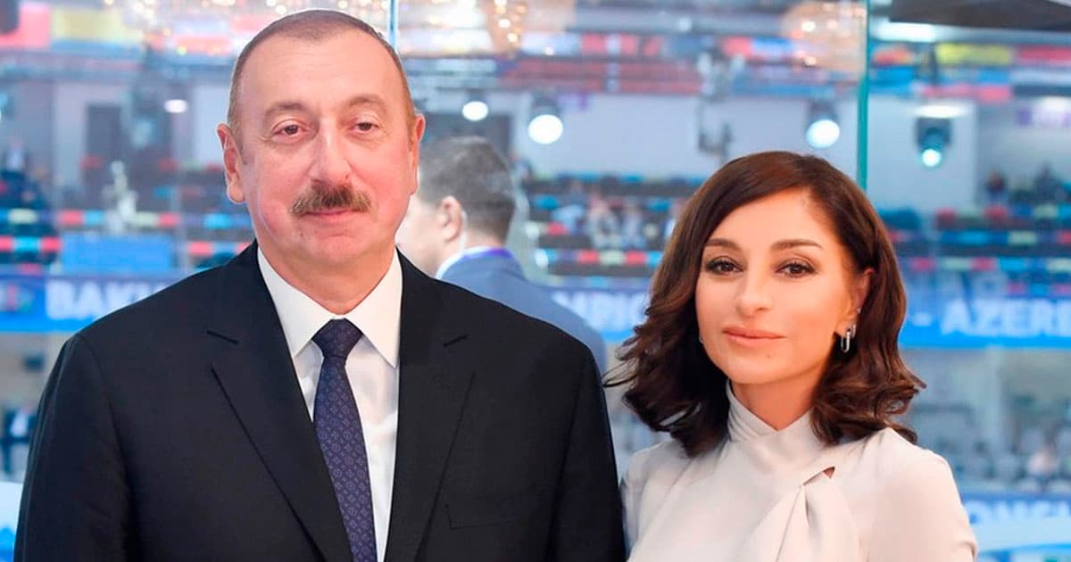 Prezident İlham Əliyev, birinci xanım Mehriban Əliyeva və qızları Leyla Əliyeva səs veriblər Prezident İlham Əliyev, birinci xanım Mehriban Əliyeva və qızları Leyla Əliyeva səs veriblər