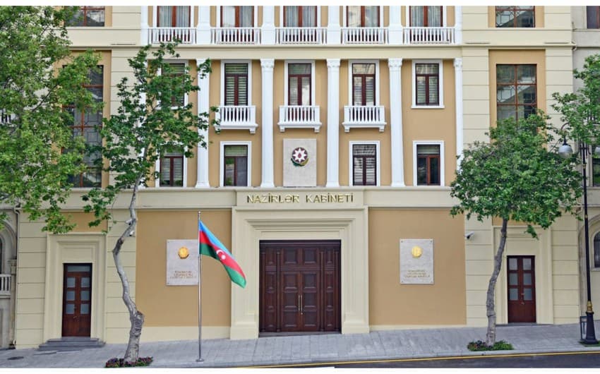 Əli Əsədov qərar imzaladı Əli Əsədov qərar imzaladı
