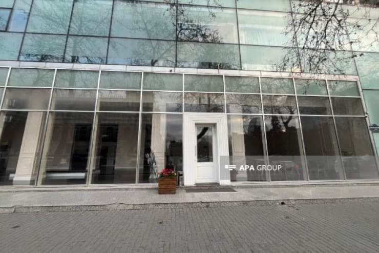 “Rus Evi”nin adı əks olunan lövhə söküldü “Rus Evi”nin adı əks olunan lövhə söküldü