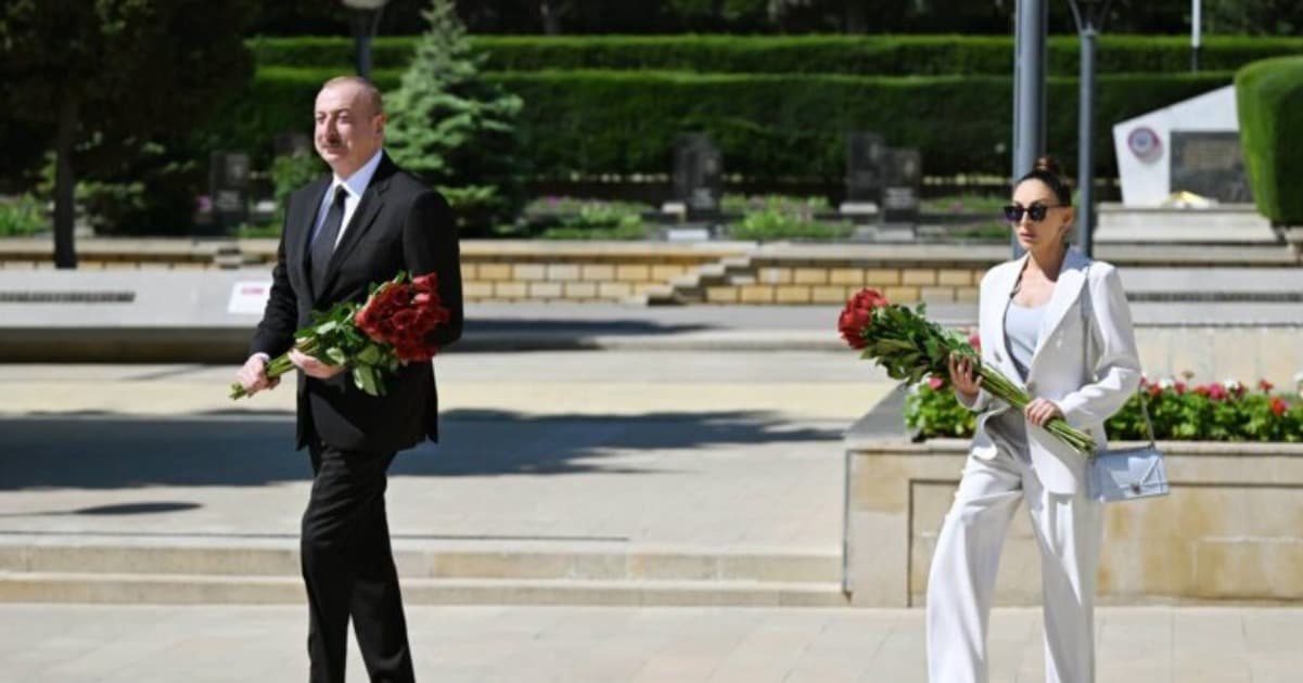 Prezident və xanımı faşizmlə mübarizədə həlak olanların xatirəsini andılar Prezident və xanımı faşizmlə mübarizədə həlak olanların xatirəsini andılar