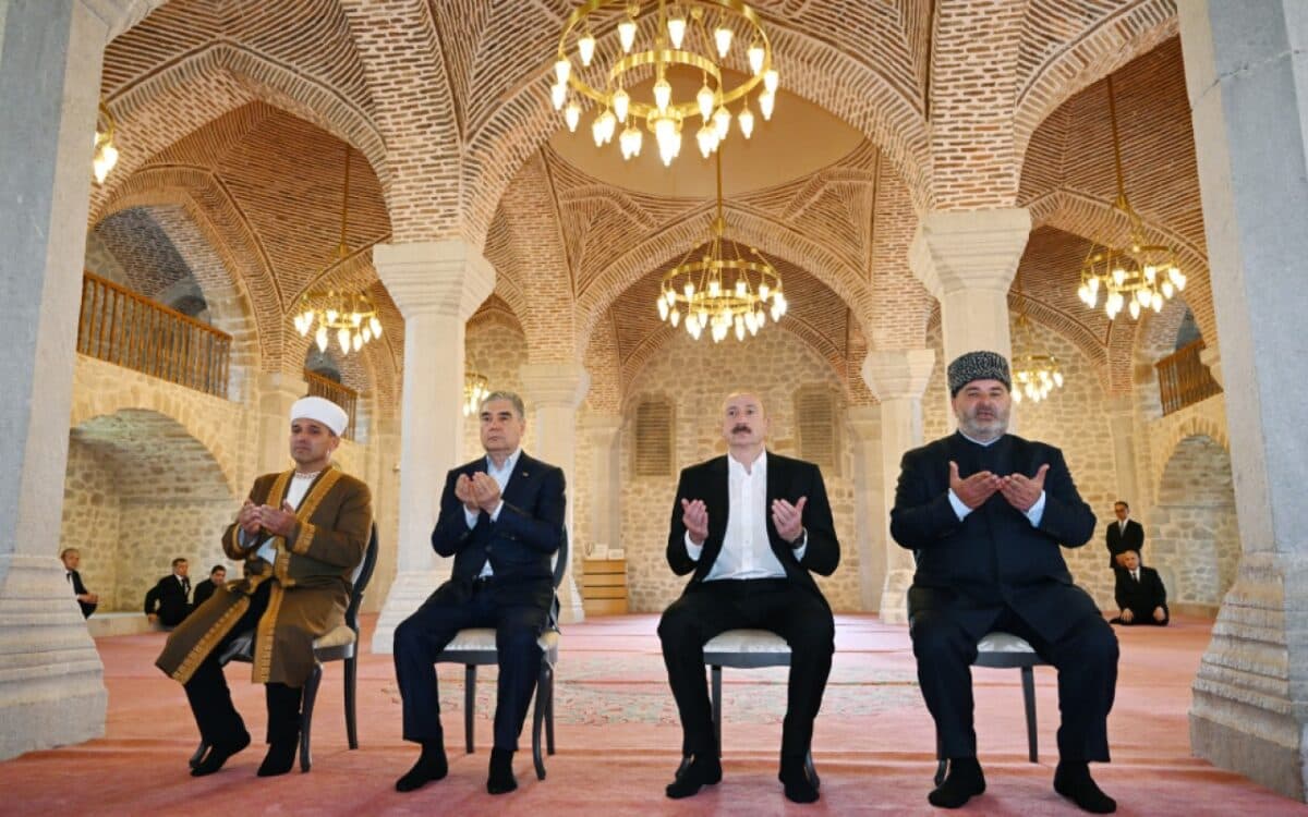 İlham Əliyev və Berdiməhəmmədov Yuxarı Gövhər Ağa məscidini ziyarət etdilər – FOTOLAR İlham Əliyev və Berdiməhəmmədov Yuxarı Gövhər Ağa məscidini ziyarət etdilər – FOTOLAR