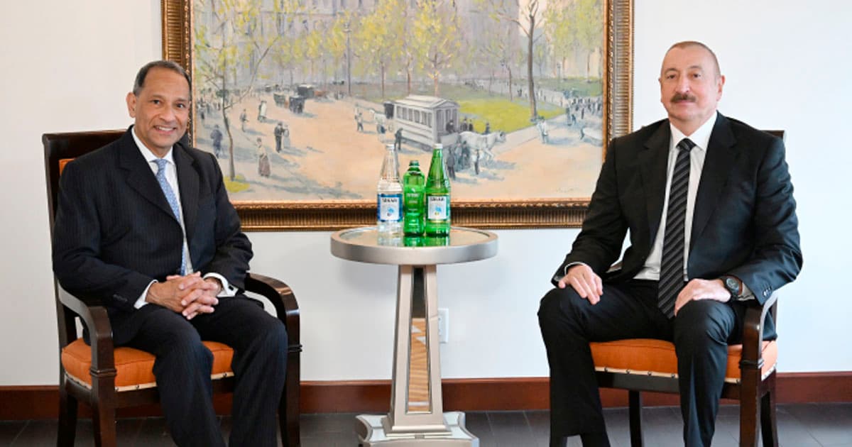 Prezident İlham Əliyev Nyu-Yorkda ABŞ Ticarət Palatasının baş vitse-prezidenti ilə görüşüb Prezident İlham Əliyev Nyu-Yorkda ABŞ Ticarət Palatasının baş vitse-prezidenti ilə görüşüb