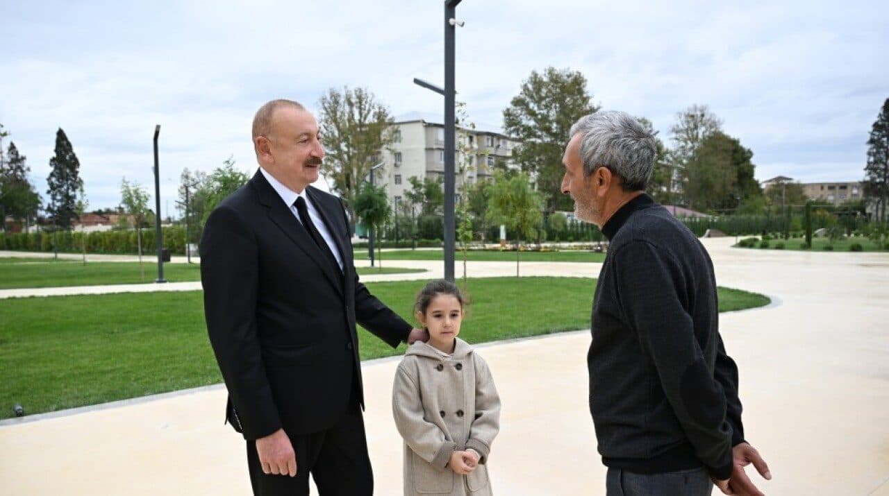 “Danışan fotolar” – Hikmət Hacıyev həmin görüntüləri paylaşdı “Danışan fotolar” – Hikmət Hacıyev həmin görüntüləri paylaşdı