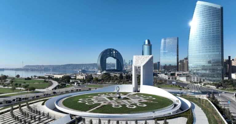 İlham Əliyev Zəfər parkına əklil göndərdi İlham Əliyev Zəfər parkına əklil göndərdi