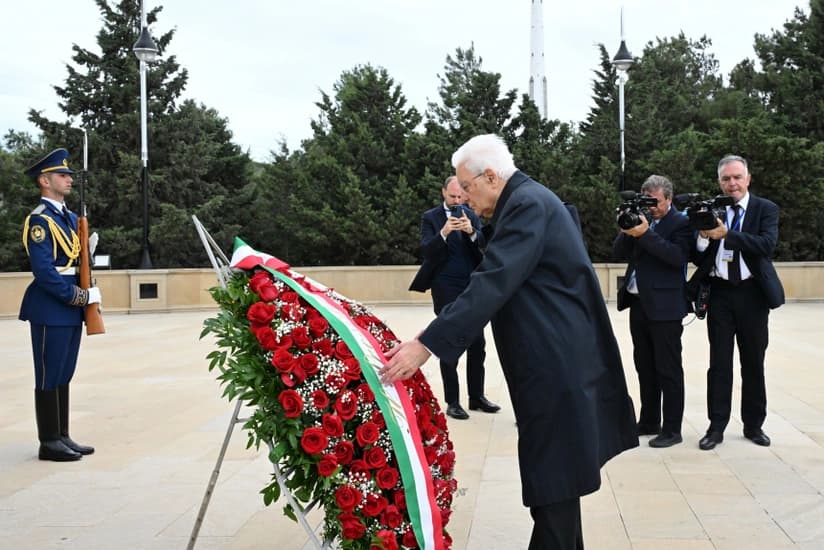 İtaliya Prezidenti Şəhidlər xiyabanını ziyarət edib İtaliya Prezidenti Şəhidlər xiyabanını ziyarət edib