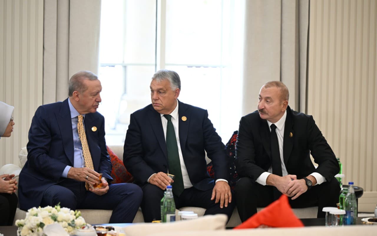 Liderlər çay süfrəsi arxasında Liderlər çay süfrəsi arxasında