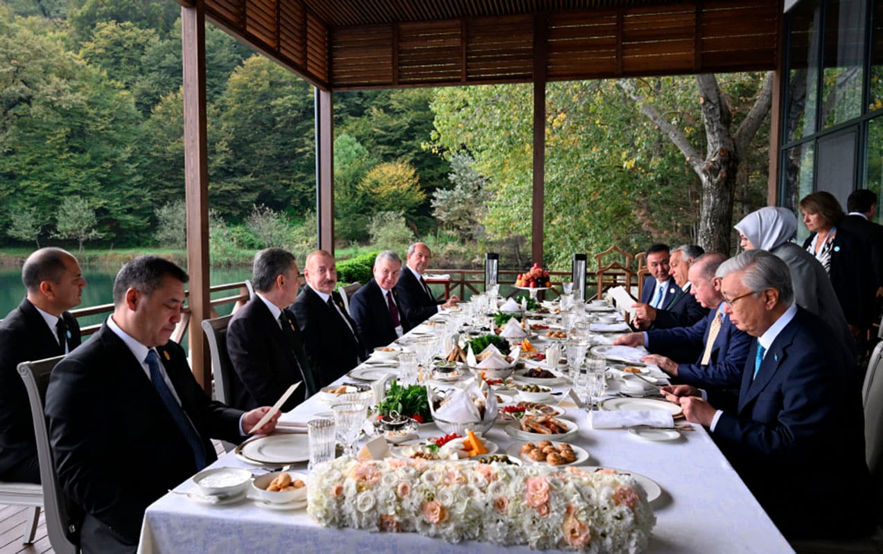 Dövlət və hökumət başçılarının şərəfinə ziyafət verildi Dövlət və hökumət başçılarının şərəfinə ziyafət verildi