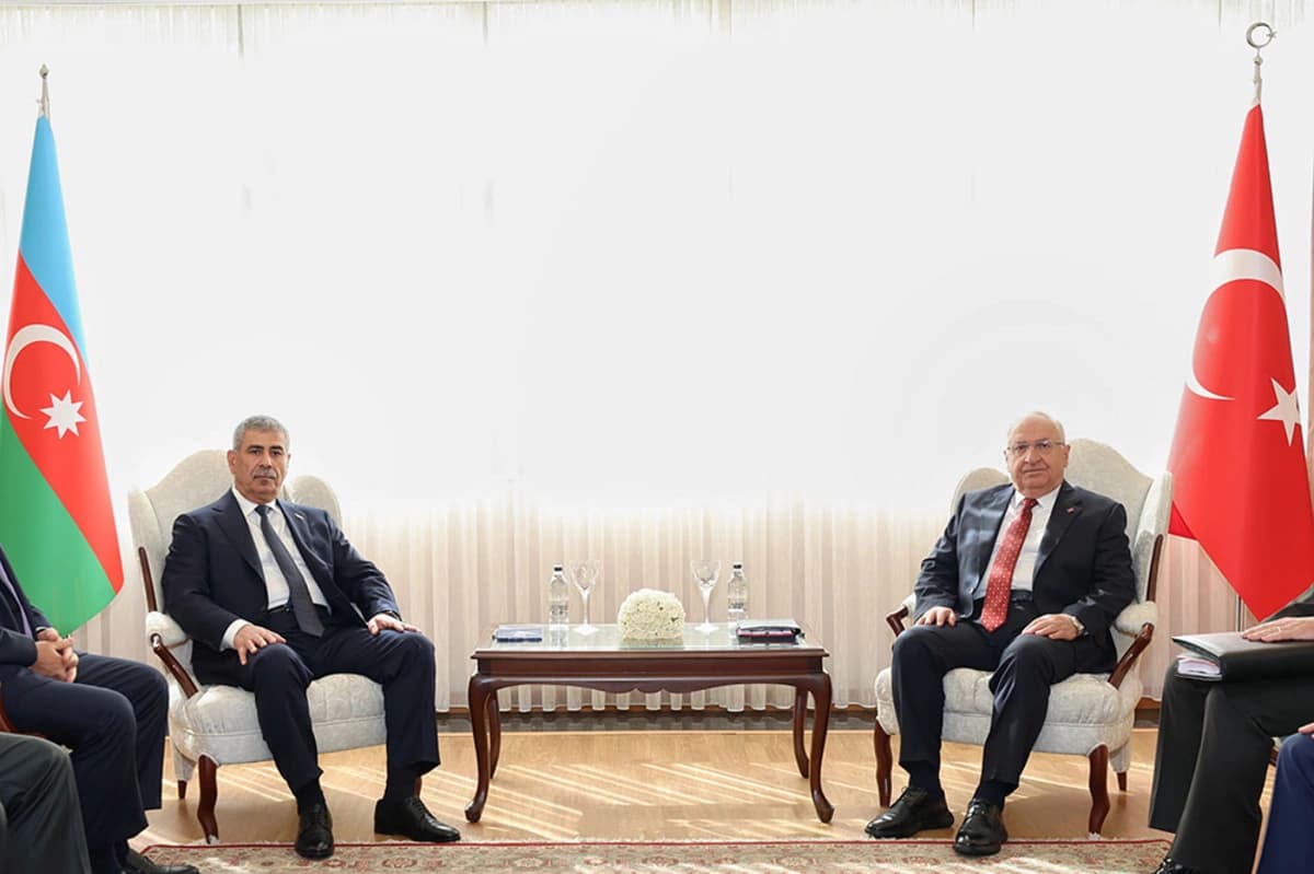 Azərbaycan və Türkiyə müdafiə nazirləri Ankarada görüşdü – Foto Azərbaycan və Türkiyə müdafiə nazirləri Ankarada görüşdü – Foto