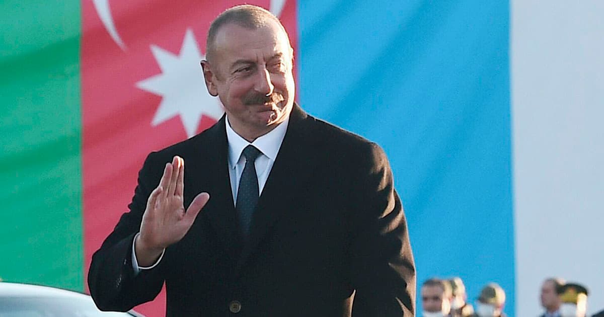 İlham Əliyevin ilk dəfə Azərbaycan Prezidenti seçilməsindən 22 il ötür İlham Əliyevin ilk dəfə Azərbaycan Prezidenti seçilməsindən 22 il ötür