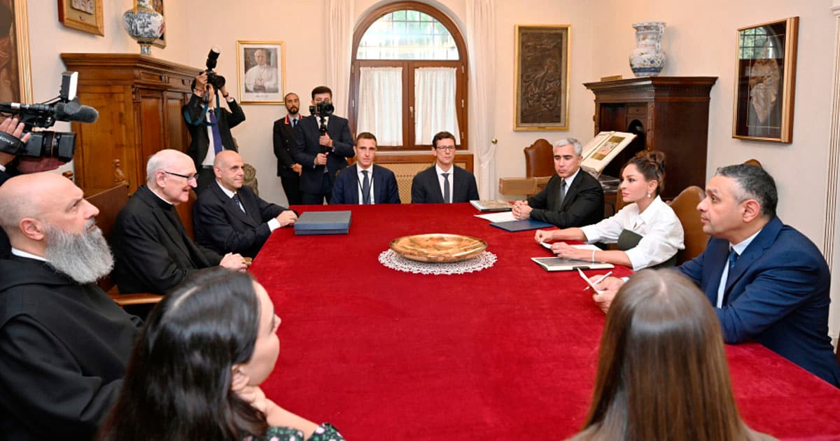 Birinci vitse-prezident Mehriban Əliyeva Vatikanda Müqəddəs Pavel Bazilikasının baş keşişi ilə görüşüb – FOTO Birinci vitse-prezident Mehriban Əliyeva Vatikanda Müqəddəs Pavel Bazilikasının baş keşişi ilə görüşüb – FOTO