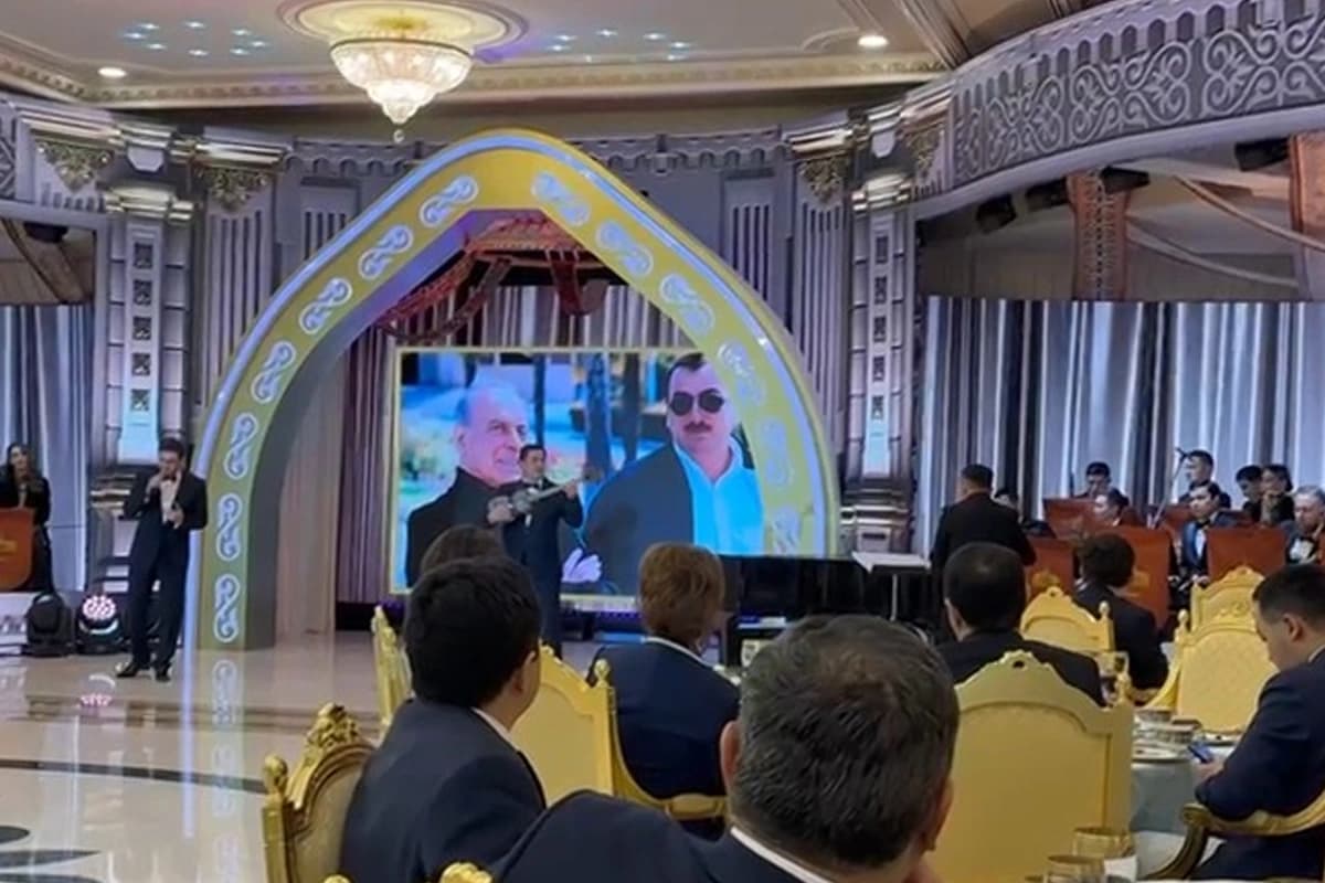 İlham Əliyev ulu öndərin sevimli mahnısını dinləyərkən kövrəldi – VİDEO İlham Əliyev ulu öndərin sevimli mahnısını dinləyərkən kövrəldi – VİDEO