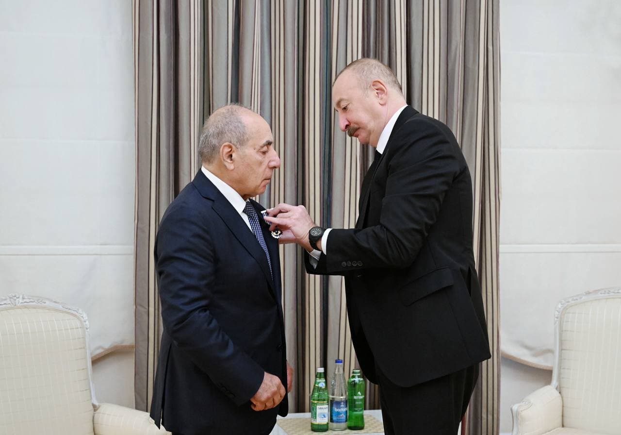 Prezident Yaqub Eyyubovun döşünə orden taxdı – Foto Prezident Yaqub Eyyubovun döşünə orden taxdı – Foto