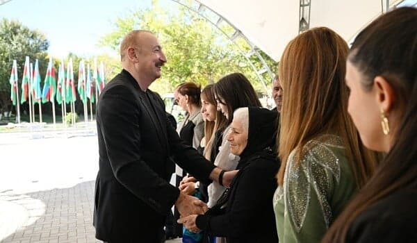 Prezident Horovlu kəndində sakinlərlə görüşdü – FOTO Prezident Horovlu kəndində sakinlərlə görüşdü – FOTO