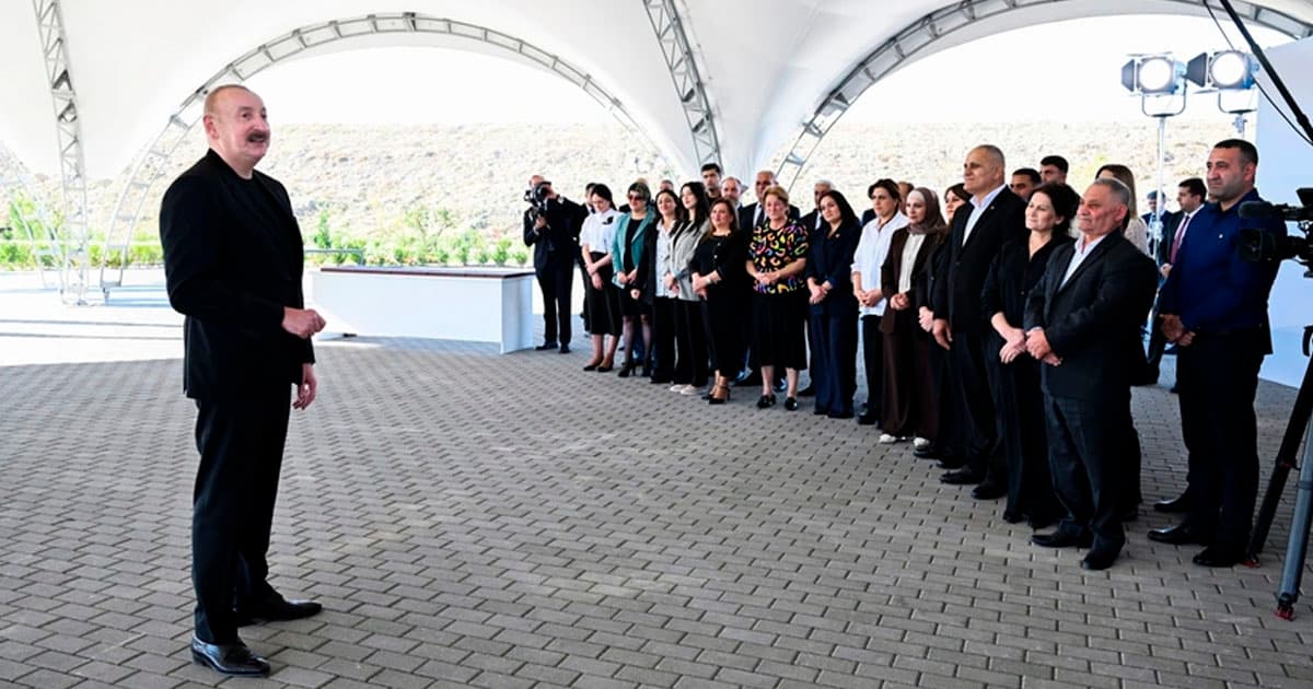 Prezident İlham Əliyev Zəngilanın Məmmədbəyli və Ağalı kəndlərinin sakinlərinə mənzillərin açarlarını təqdim edib – FOTO Prezident İlham Əliyev Zəngilanın Məmmədbəyli və Ağalı kəndlərinin sakinlərinə mənzillərin açarlarını təqdim edib – FOTO