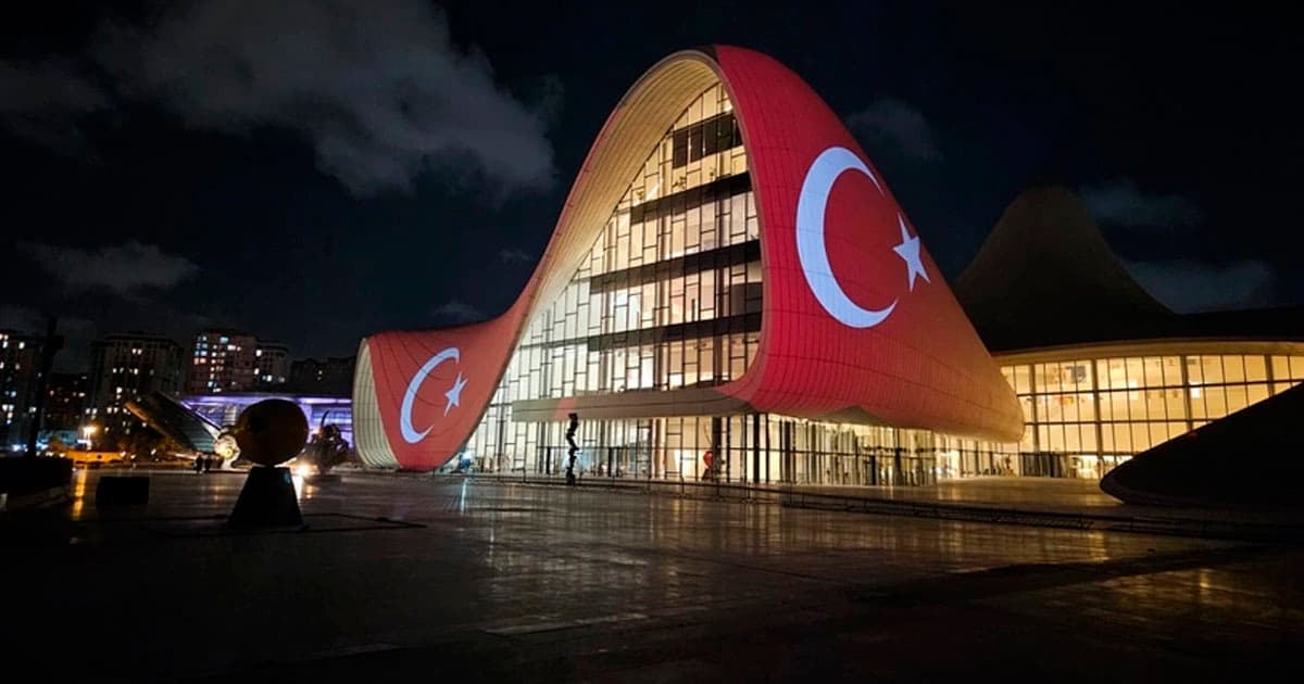 Heydər Əliyev Mərkəzi Türkiyə bayrağı ilə proyeksiya olunub Heydər Əliyev Mərkəzi Türkiyə bayrağı ilə proyeksiya olunub