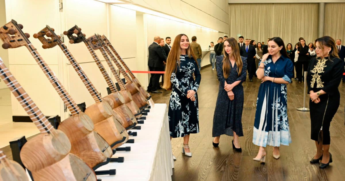 Heydər Əliyev Fondunun dəstəyi ilə alınan musiqi alətlərinin təqdimatı olub Heydər Əliyev Fondunun dəstəyi ilə alınan musiqi alətlərinin təqdimatı olub