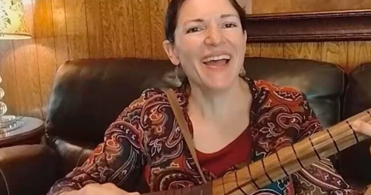 Amerikalıdır, gədəbəylilər kimi saz çalır – VİDEO Amerikalıdır, gədəbəylilər kimi saz çalır – VİDEO