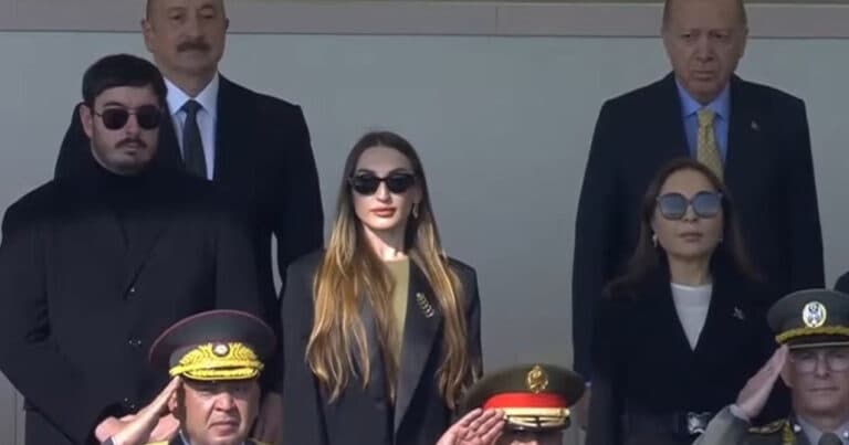 Prezidentin oğlu ilə gəlini hərbi paradda – Foto Prezidentin oğlu ilə gəlini hərbi paradda – Foto