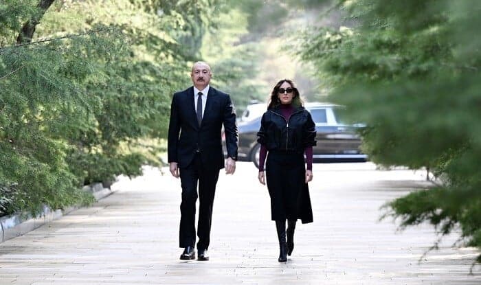 Prezident və xanımı Heydər Əliyevin məzarını ziyarət etdilər – FOTO Prezident və xanımı Heydər Əliyevin məzarını ziyarət etdilər – FOTO