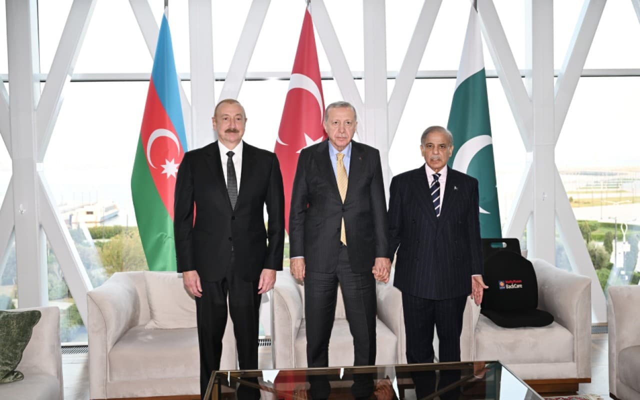 İlham Əliyev, Ərdoğan və Şahbaz Şərifin üçtərəfli görüşü oldu – FOTO İlham Əliyev, Ərdoğan və Şahbaz Şərifin üçtərəfli görüşü oldu – FOTO