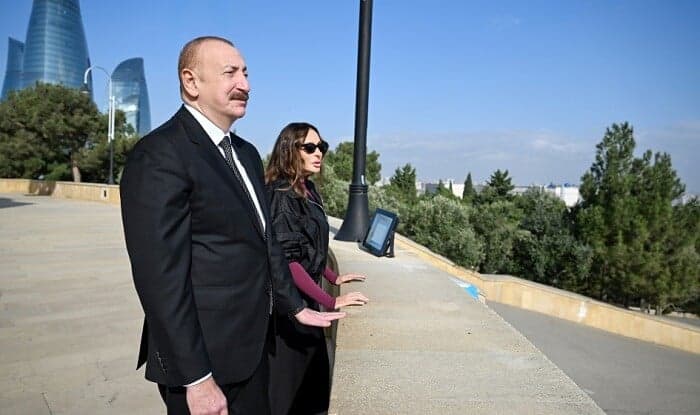 İlham Əliyev və Mehriban Əliyeva Şəhidlər xiyabanında – FOTO İlham Əliyev və Mehriban Əliyeva Şəhidlər xiyabanında – FOTO