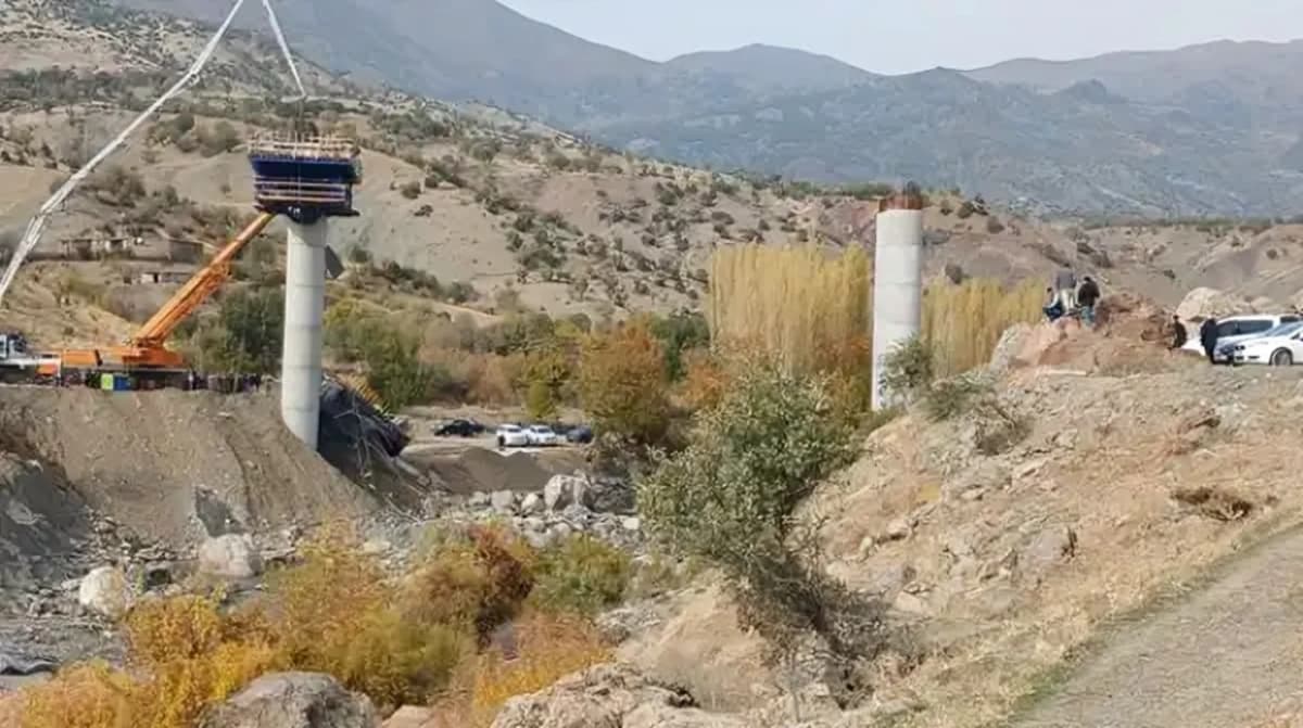 Faciə: İnşa edilən körpü çökdü: dağıntılar altında qaldılar Faciə: İnşa edilən körpü çökdü: dağıntılar altında qaldılar