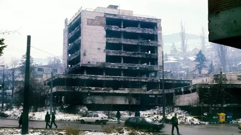 İtalyan hərbçilər Balkanlarda dinc əhali ilə belə “əylənib” İtalyan hərbçilər Balkanlarda dinc əhali ilə belə “əylənib”