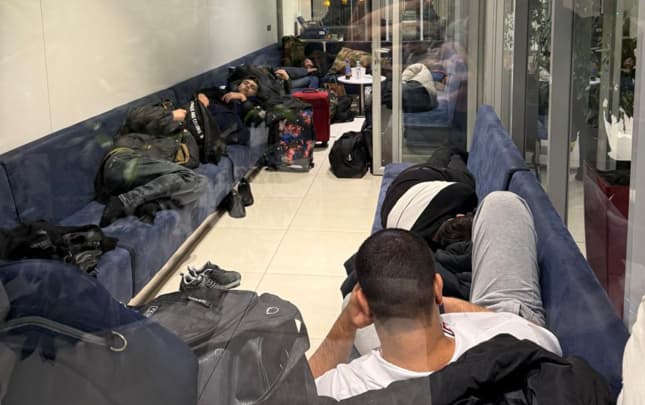 30-dan çox azərbaycanlı tələbə Moldova aeroportunda saxlanıldı – VİDEO 30-dan çox azərbaycanlı tələbə Moldova aeroportunda saxlanıldı – VİDEO