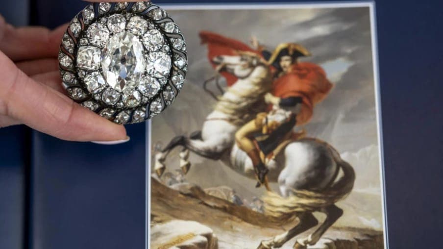 I Napoleona məxsus brilyant sancaq hərracda “dodaquçuqladan” qiymətə satıldı – FOTO I Napoleona məxsus brilyant sancaq hərracda “dodaquçuqladan” qiymətə satıldı – FOTO