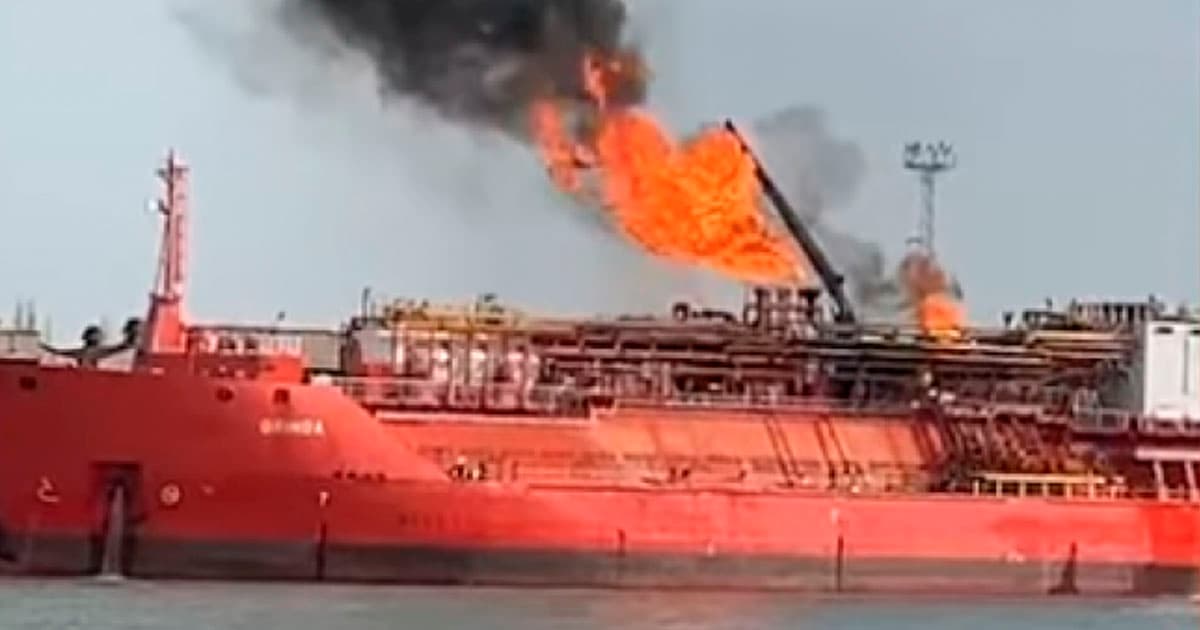 Türkiyəyə məxsus tanker dronla vurulub – VİDEO Türkiyəyə məxsus tanker dronla vurulub – VİDEO