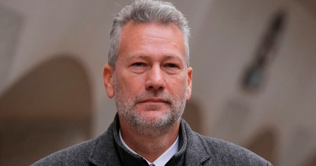 Rusiyadan rüşvət alan britaniyalı siyasətçiyə 10 il həbs cəzası verilib Rusiyadan rüşvət alan britaniyalı siyasətçiyə 10 il həbs cəzası verilib