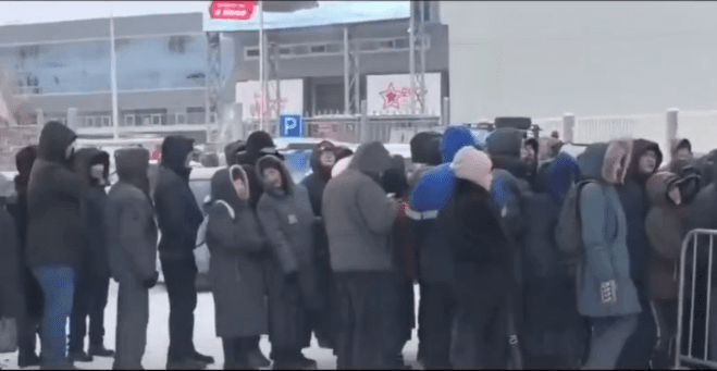 Yakutskda dəhşətli növbə: İnsanlar yerə səpələnmiş ət üçün saatlarla gözləyir Yakutskda dəhşətli növbə: İnsanlar yerə səpələnmiş ət üçün saatlarla gözləyir