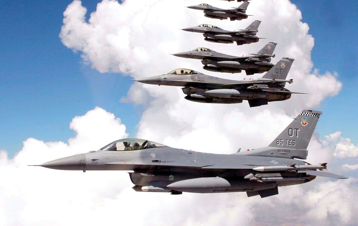 TƏCİLİ! Rumıniya F-16 döyüş təyyarələrini havaya qaldırdı TƏCİLİ! Rumıniya F-16 döyüş təyyarələrini havaya qaldırdı