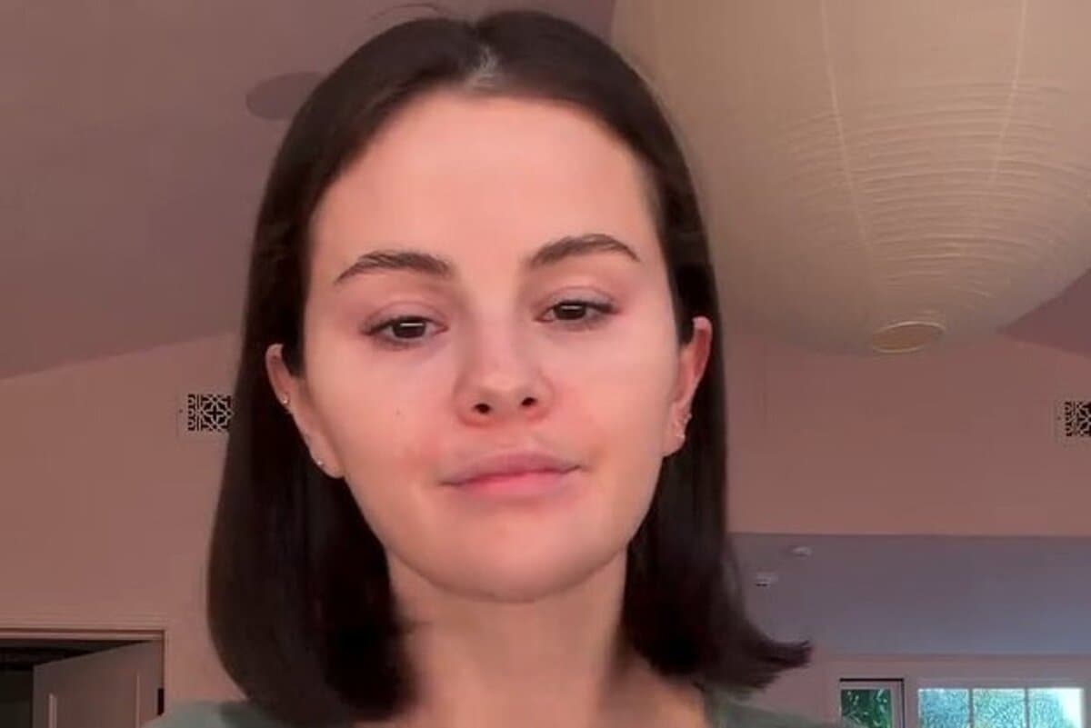 Selena Qomezin makiyajsız halı diqqət çəkdi Selena Qomezin makiyajsız halı diqqət çəkdi