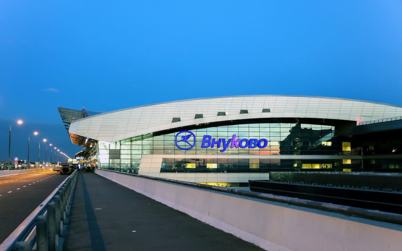 Moskvanın Vnukovo hava limanı bütün uçuşları dayandırdı Moskvanın Vnukovo hava limanı bütün uçuşları dayandırdı