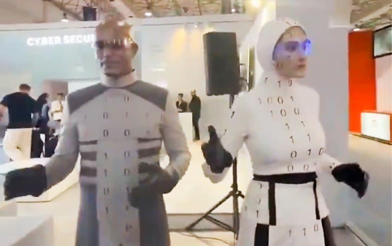 İranda BİABIRÇI SƏRGİ – Robot dedilər, insan çıxdı – VİDEO İranda BİABIRÇI SƏRGİ – Robot dedilər, insan çıxdı – VİDEO