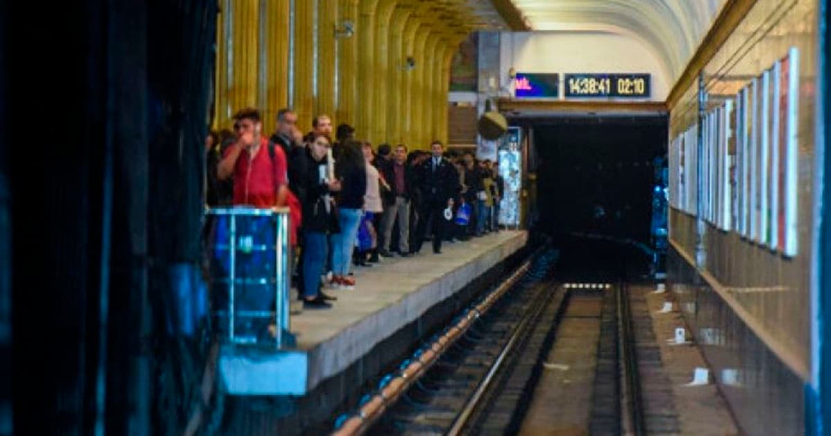 Metroda intervalın azaldılması sıxlıq problemini həll edəcək? – VİDEO Metroda intervalın azaldılması sıxlıq problemini həll edəcək? – VİDEO