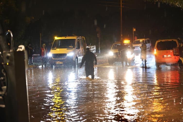 Çeşmədə təbii fəlakət: yollar çökdü, avtomobillər su altında qaldı Çeşmədə təbii fəlakət: yollar çökdü, avtomobillər su altında qaldı