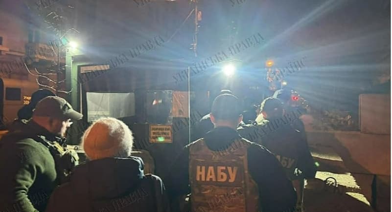 Yermakın evində aparılan axtarışlarda bir neçə telefon və noutbuk götürüldü Yermakın evində aparılan axtarışlarda bir neçə telefon və noutbuk götürüldü