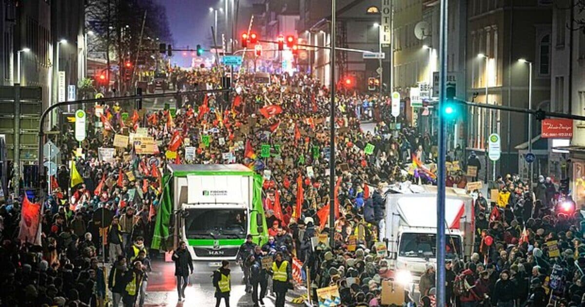 Almaniyada müxalifətə qarşı keçirilən aksiya polislə toqquşmaya çevrilib Almaniyada müxalifətə qarşı keçirilən aksiya polislə toqquşmaya çevrilib