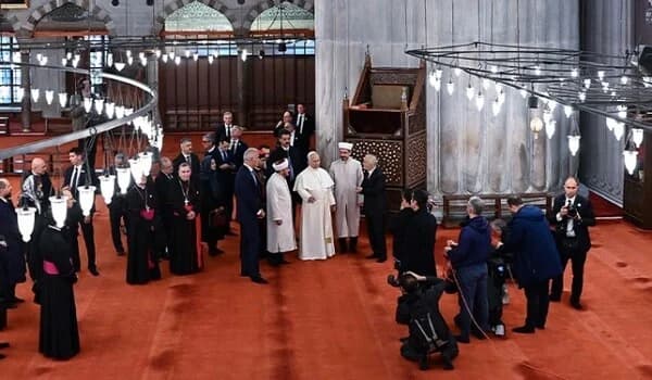 Papa Sultan Əhməd məscidini ziyarət etdi Papa Sultan Əhməd məscidini ziyarət etdi