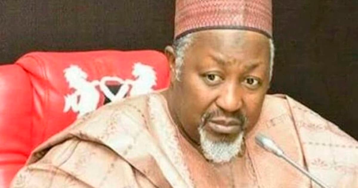 Nigeriyanın müdafiə naziri istefasından sonra öldü Nigeriyanın müdafiə naziri istefasından sonra öldü