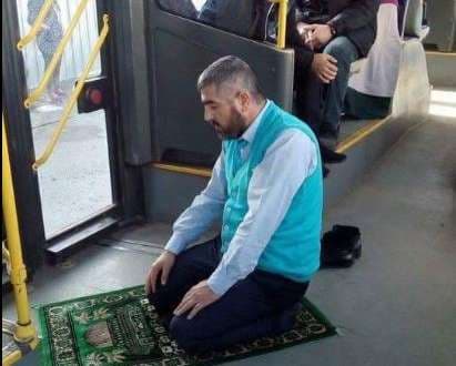 İctimai nəqliyyatda namaz qılmaq provokasiya kimi qiymətləndiriləcək – Qərar İctimai nəqliyyatda namaz qılmaq provokasiya kimi qiymətləndiriləcək – Qərar