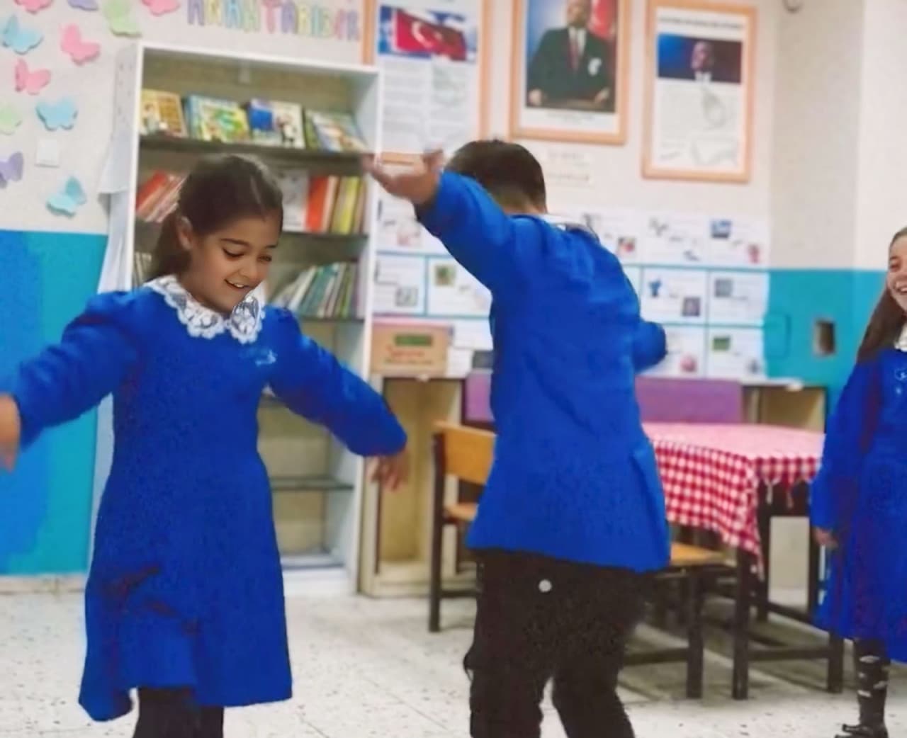 Dərs fasiləsində “Bəyaz gecələr”: Rəqsləri gündəm oldu – VİDEO Dərs fasiləsində “Bəyaz gecələr”: Rəqsləri gündəm oldu – VİDEO