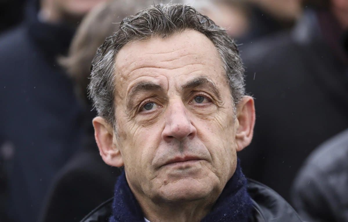 Sarkozi həbsxanadakı “dəhşətli qonşulardan” şikayətçidir Sarkozi həbsxanadakı “dəhşətli qonşulardan” şikayətçidir
