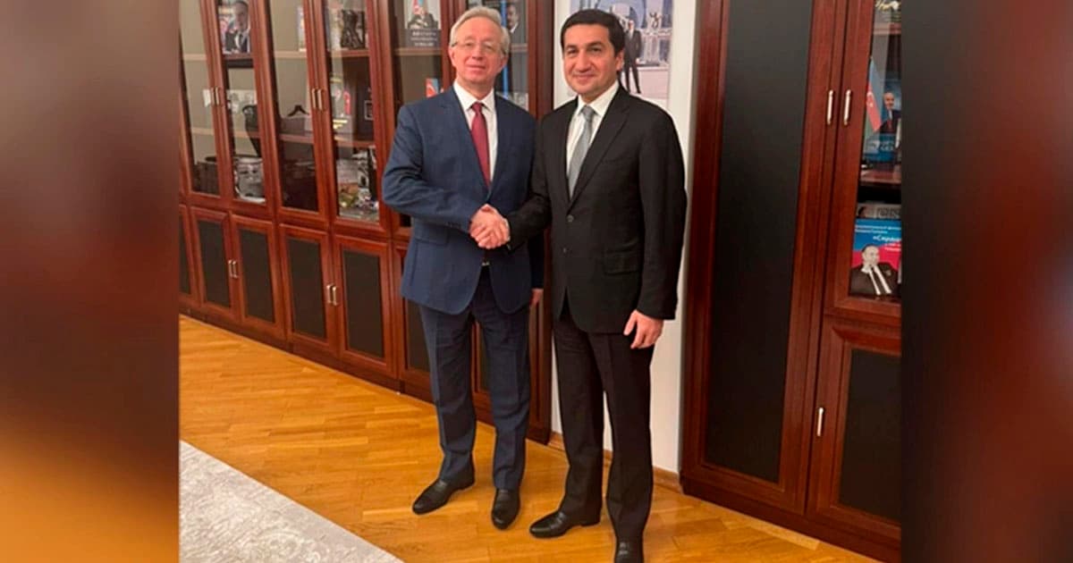 Hikmət Hacıyev Mixail Qaluzinlə regional və beynəlxalq məsələləri müzakirə edib Hikmət Hacıyev Mixail Qaluzinlə regional və beynəlxalq məsələləri müzakirə edib