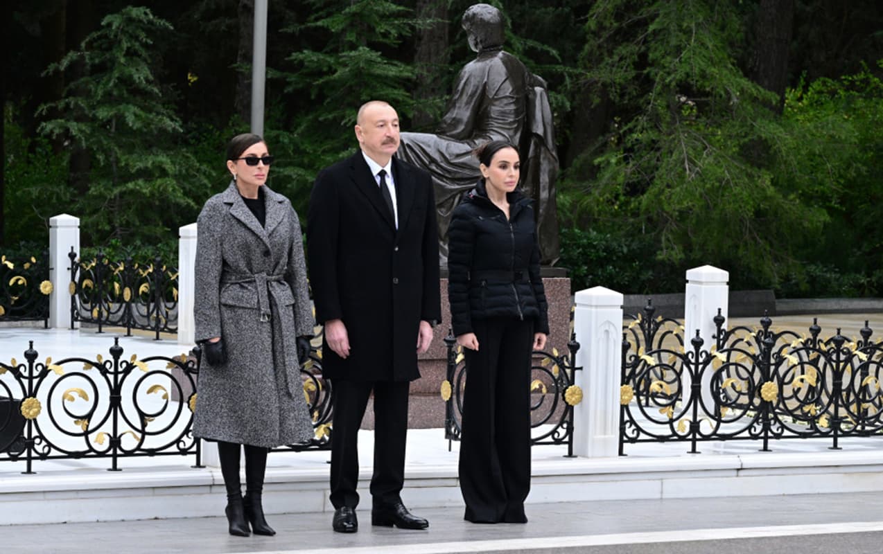 Prezident xanımı və qızı ilə Fəxri xiyabanda – FOTOLAR Prezident xanımı və qızı ilə Fəxri xiyabanda – FOTOLAR