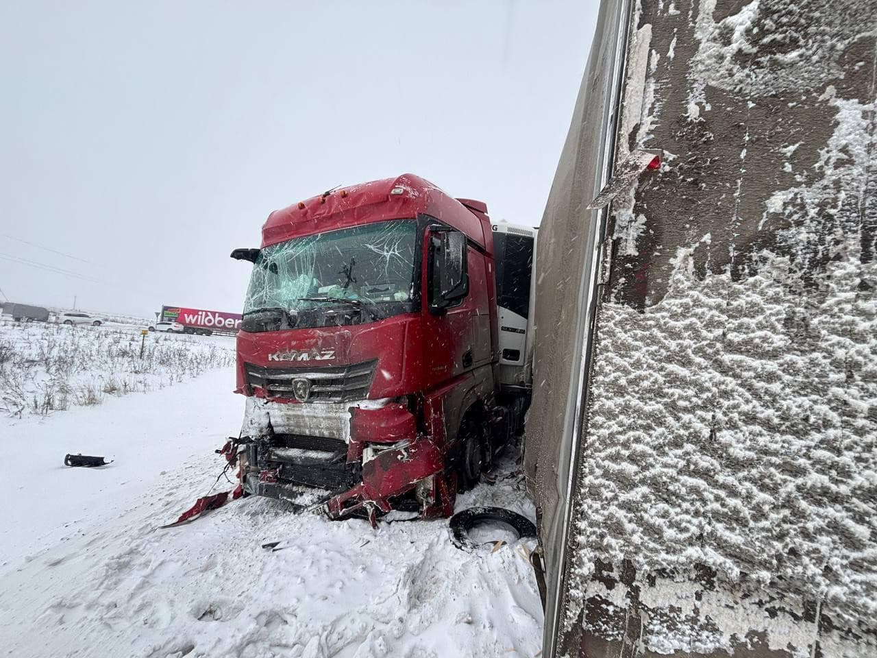 DƏHŞƏTLİ YOL QƏZASI: 6 nəfər həyatını itirdi – FOTO DƏHŞƏTLİ YOL QƏZASI: 6 nəfər həyatını itirdi – FOTO