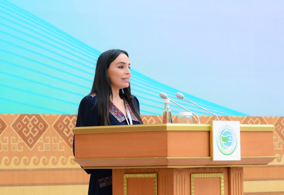 Leyla Əliyeva Nüsrət Kəsəmənlinin şeirini səsləndirdi Leyla Əliyeva Nüsrət Kəsəmənlinin şeirini səsləndirdi